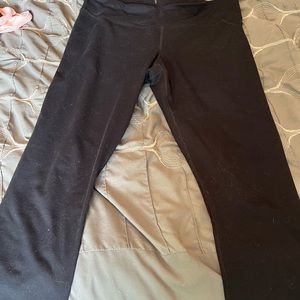 3/4 under armour black capris